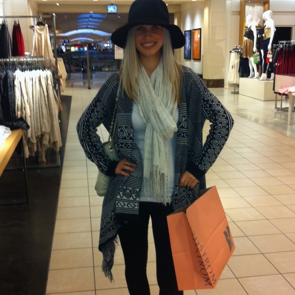 Meet the Posher!💁🏼♀️ - Picture 2 of 3